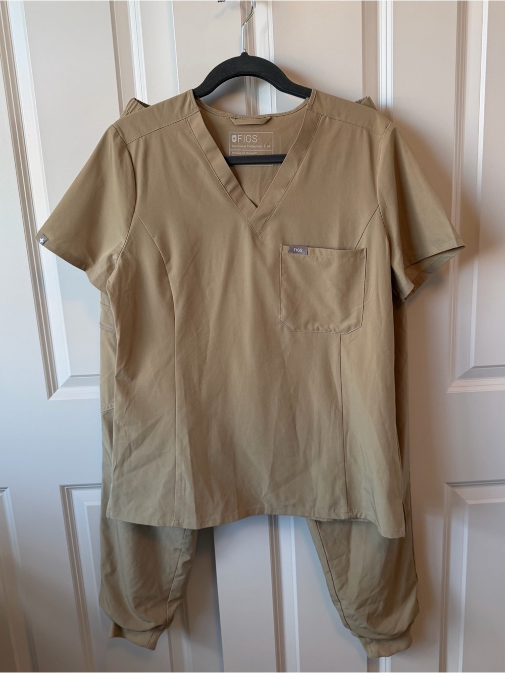FIGS Light Oak Catarina FIONlite + Zamora Jogger Scrub Set M